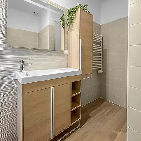 Elegant T2 Proche De La Avec Parking Prive Apartman